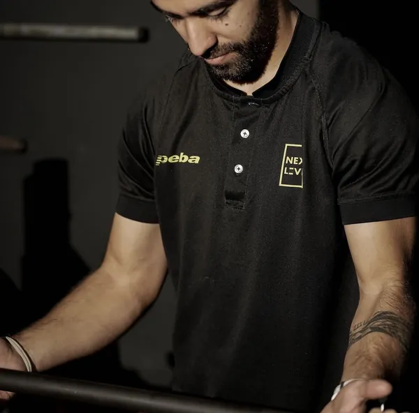 Instrutor do Next Level a preparar uma barra