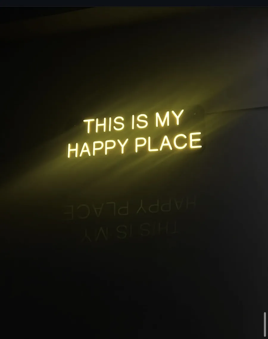 Letreiro néon 'This is my happy place' no Next Level