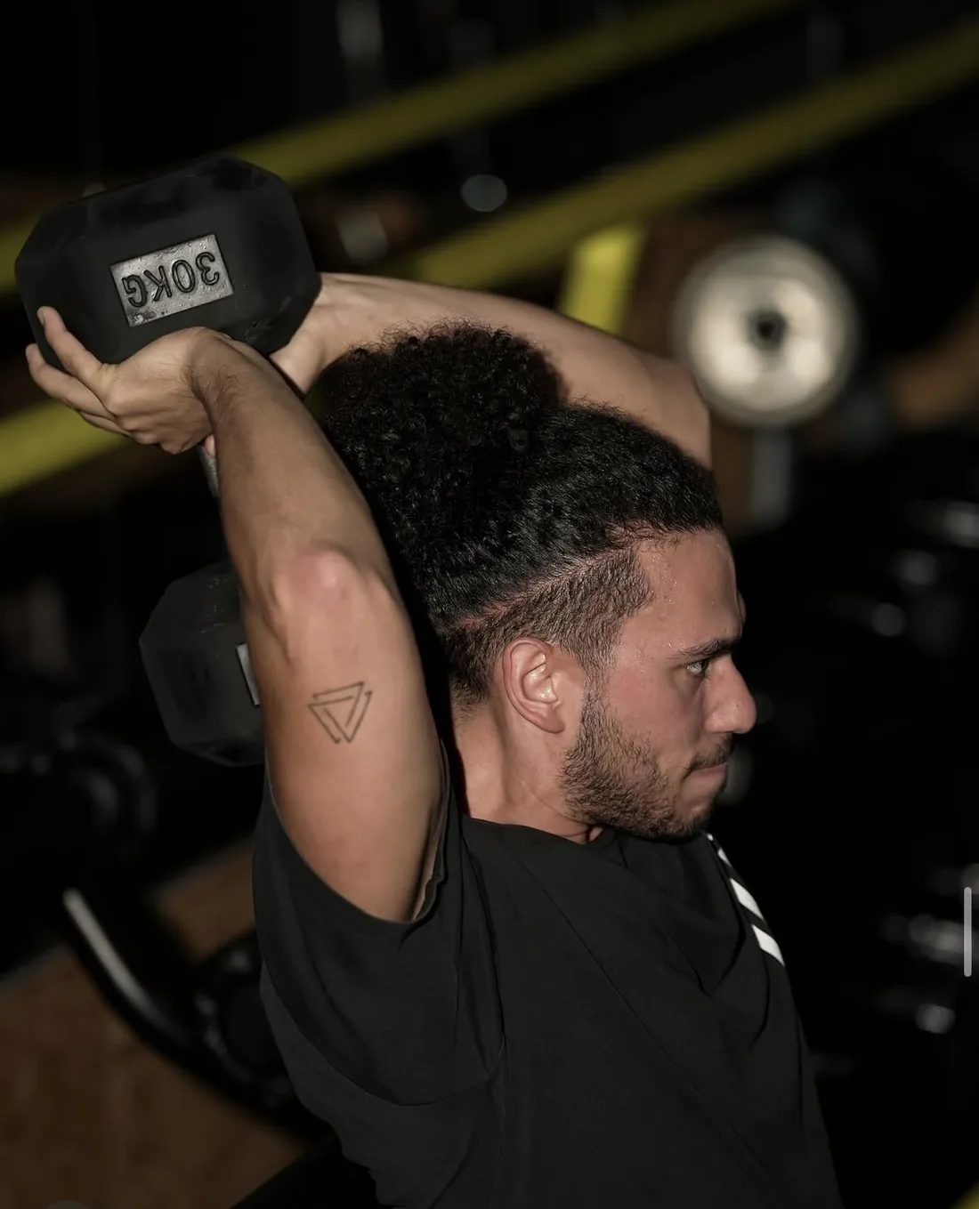 Membro do Next Level a treinar com halteres na sala de musculação em Amarante
