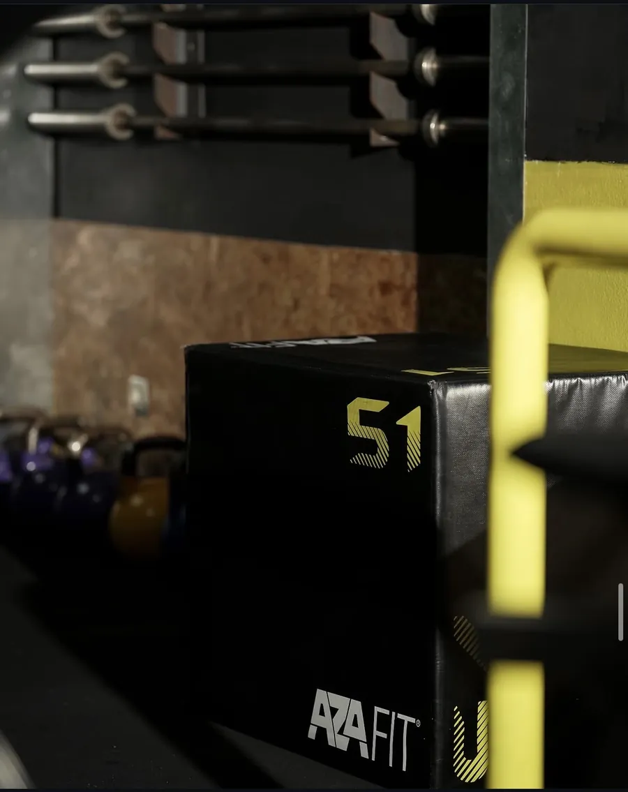Zona de treino funcional do Next Level com plyo box e kettlebells